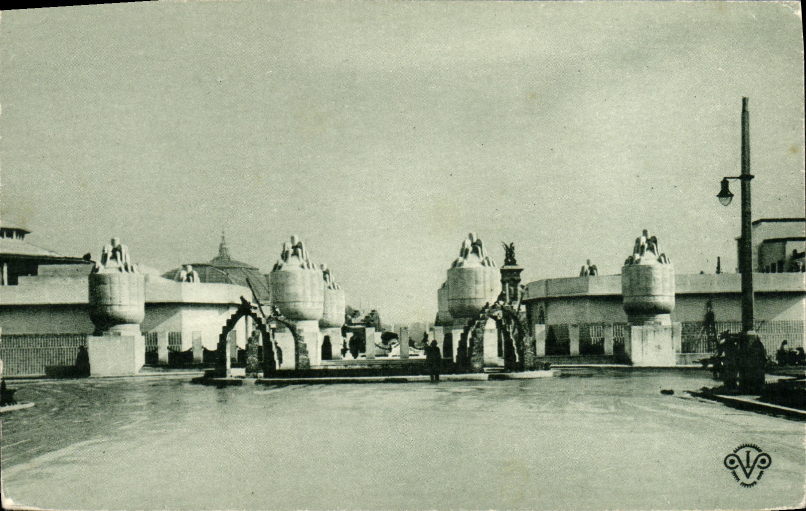 CPA Ensemble decoratif sur l'Esplande des Invalides Paris 