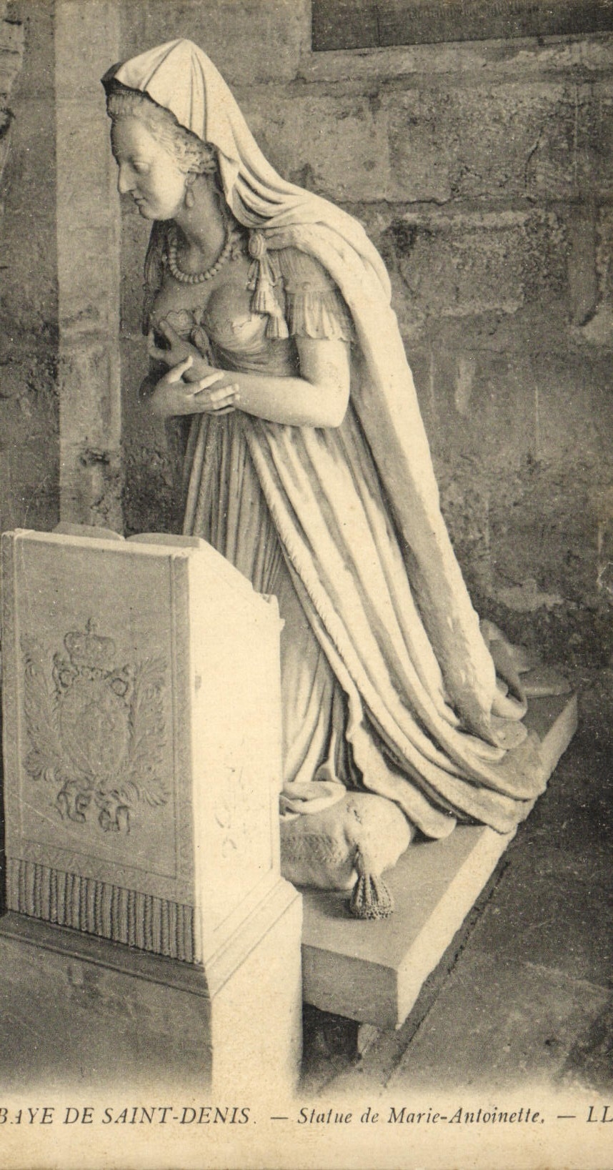 VINTAGE POSTCARD Abbaye of Denis Saint Rules of Marie Antoinette