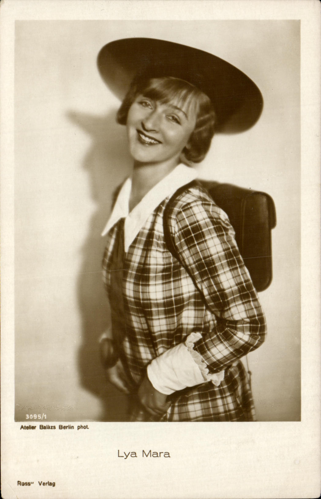 CPA Fantaisie Femme Lya Mara