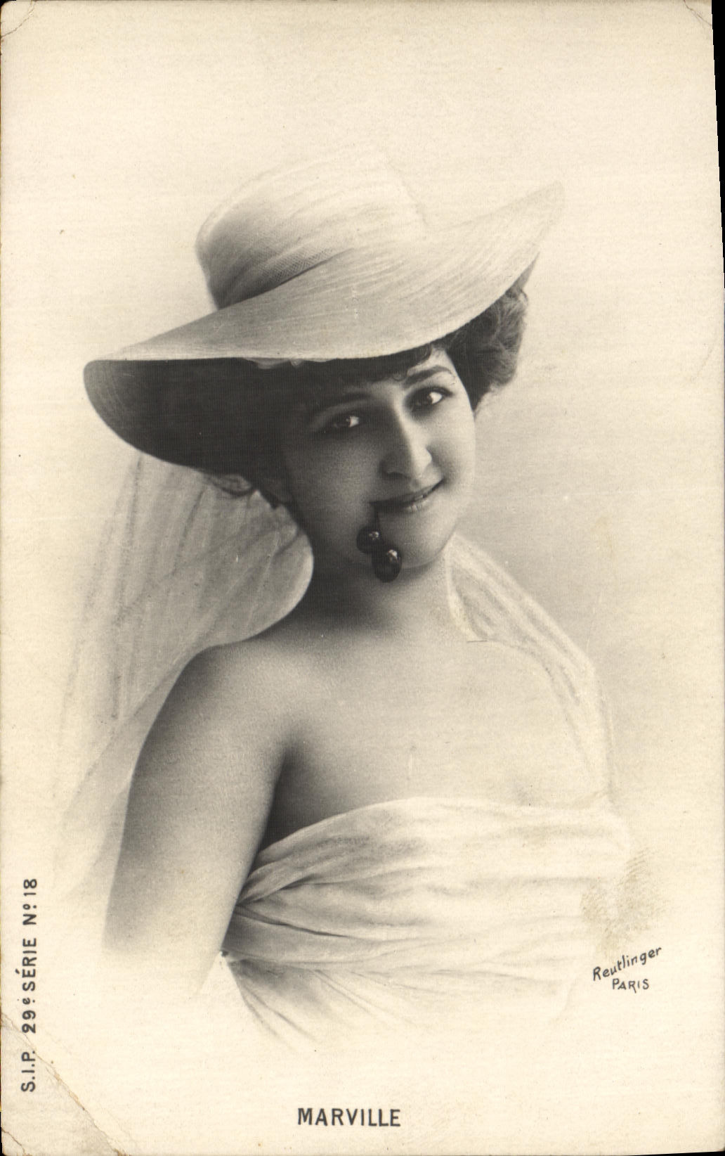 CPA Fantaisie Femme Marville