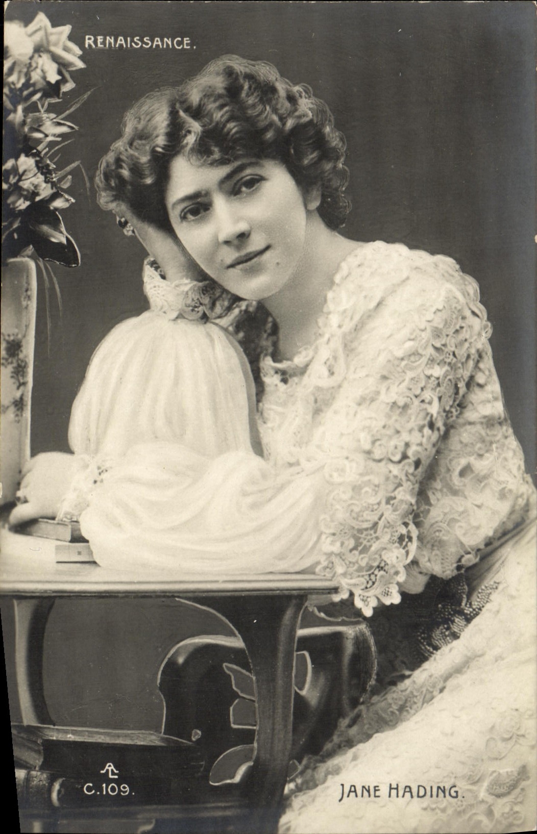 VINTAGE POSTCARD Renaissance Jane Hading
