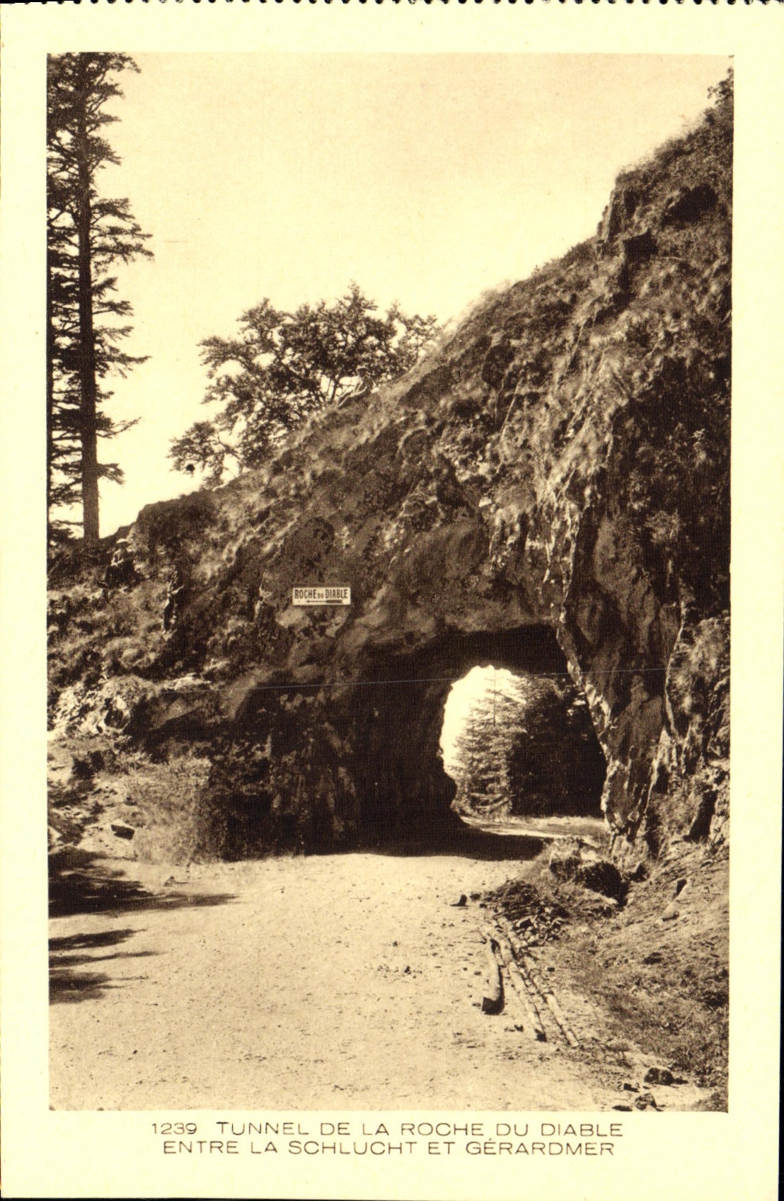 El túnel de la POSTAL de la VENDIMIA de la roca del diablo entra en Schlucht y Gerardmer
