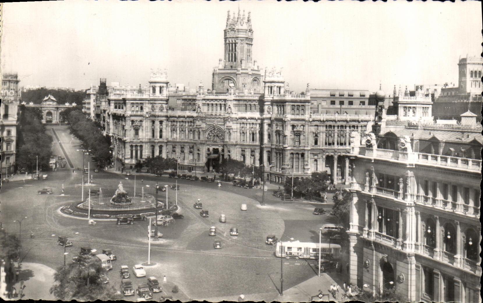 VINTAGE POSTCARD Madrid Places of Cybele and the Post office
