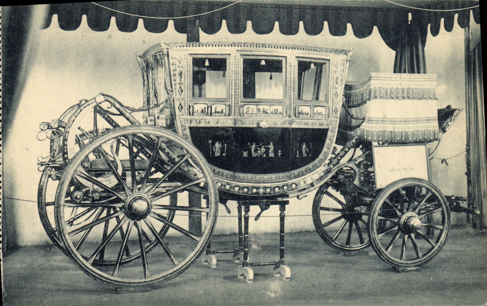 VINTAGE POSTCARD Palacio Real Caballerizas Carroza de Concha