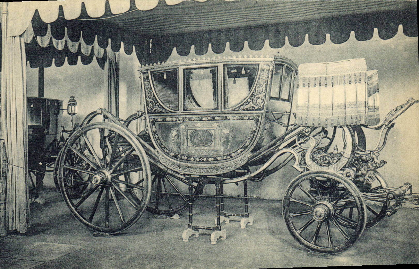 VINTAGE POSTCARD Palacio Real Caballerizas Carroza de Carlos IV