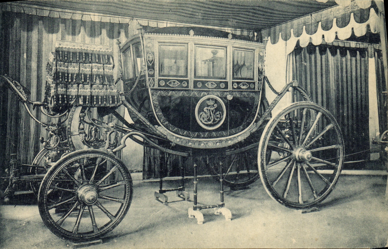 VINTAGE POSTCARD Palacio Real Caballerizas Carroza de Fernando Vll there Maria Luisa