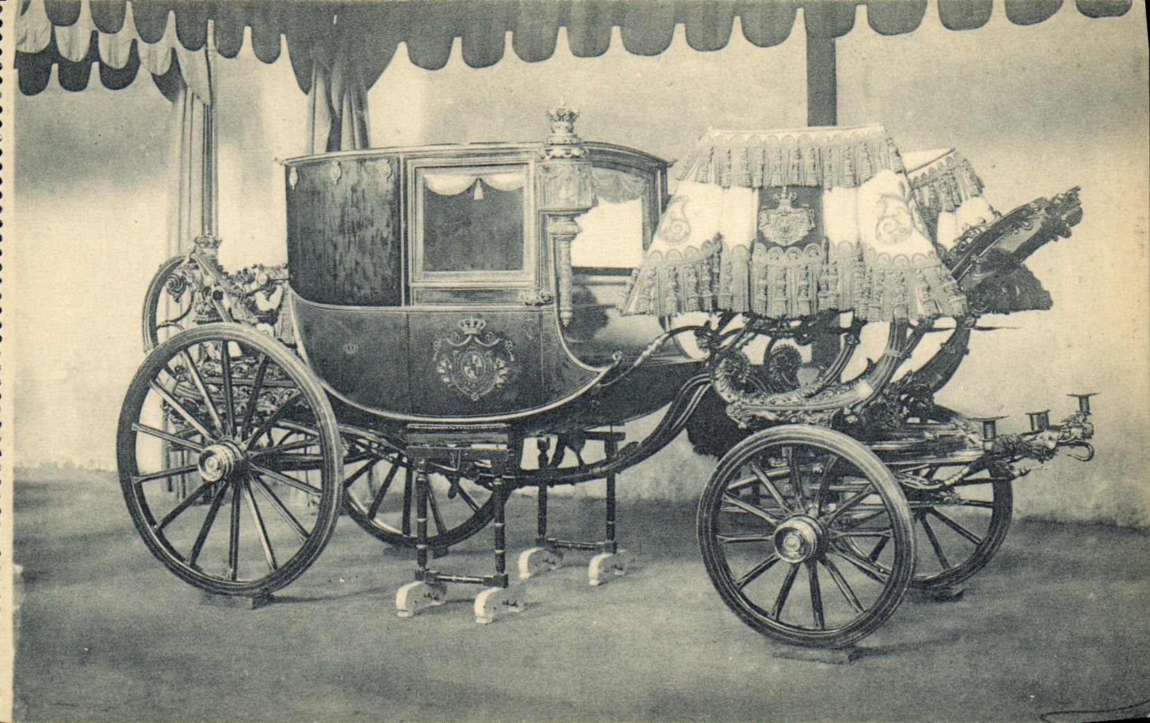 VINTAGE POSTCARD Palacio Real Caballerizas Carroza of official reception of Isabel L