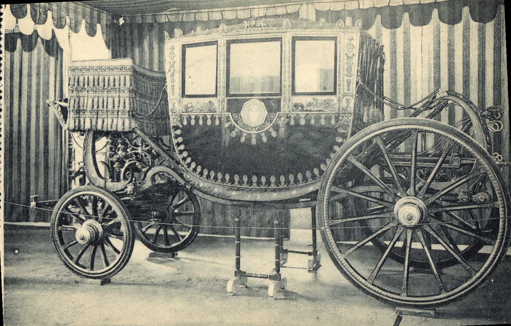 VINTAGE POSTCARD Palacio Real Caballerias Carroaz regalada por Napolen has Carlos IV