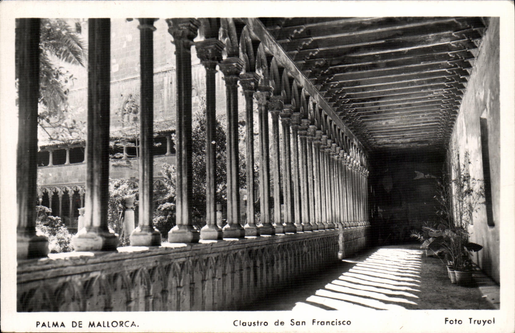 VINTAGE POSTCARD Palma de Mallorca Claustro of San Francisco