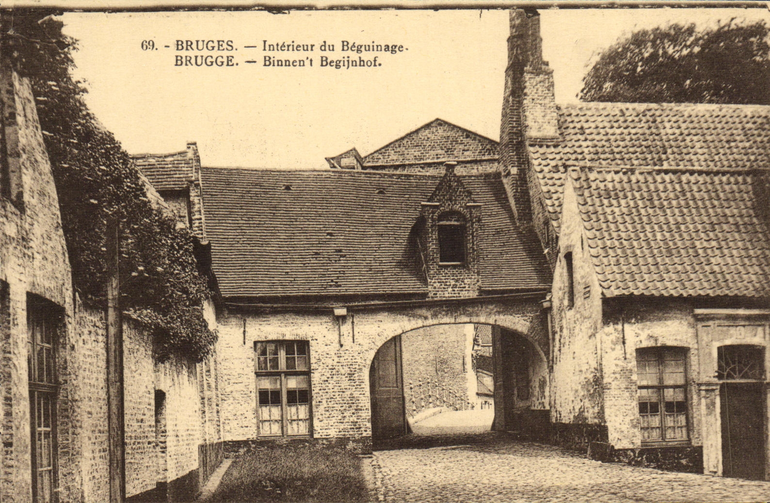 Interior de Brujas de la POSTAL de la VENDIMIA de Beguinage