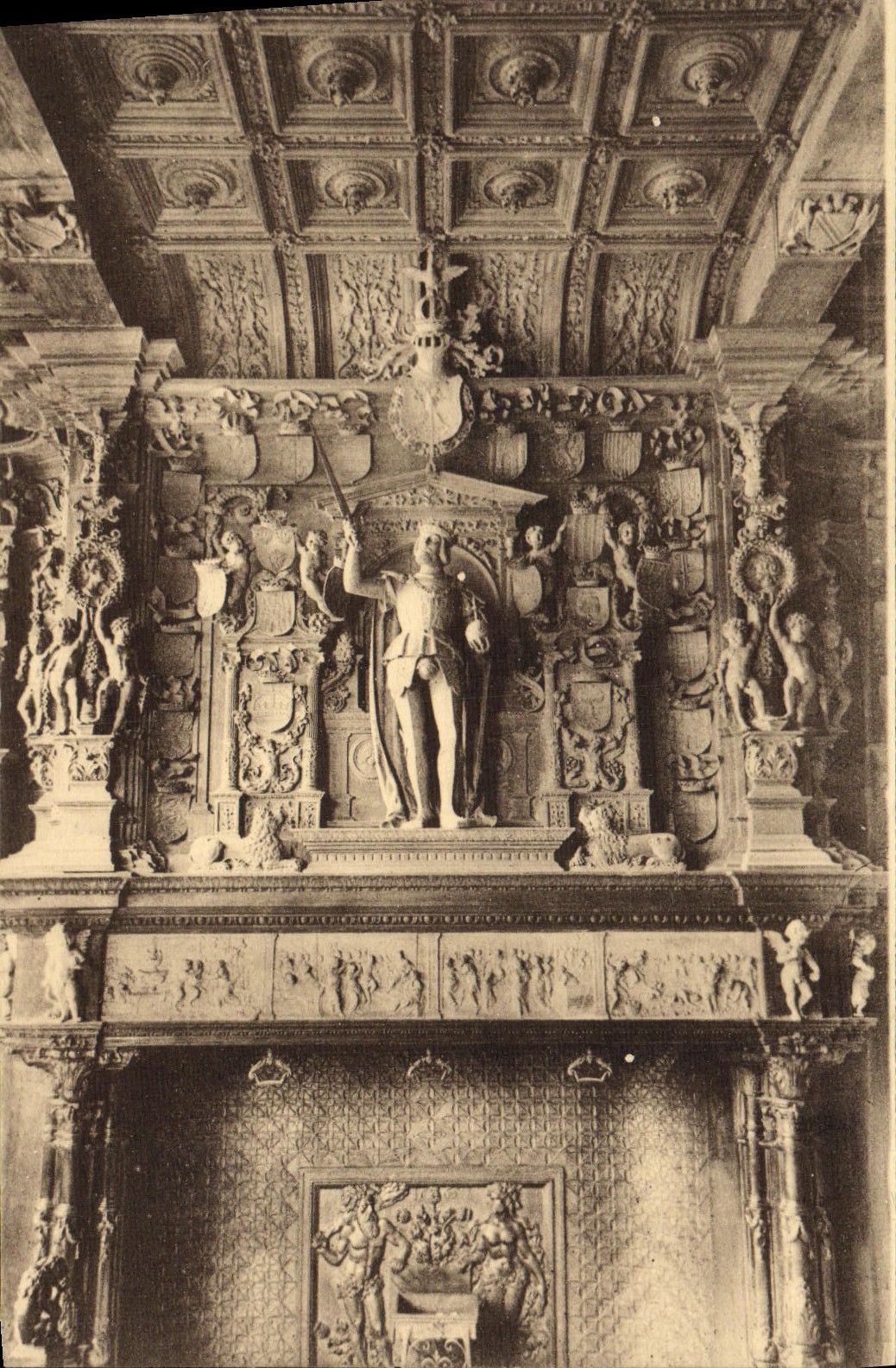 CPA Bruges Maison du Franc Salle du Franc Le cheminee avec le motif principal et le plafond