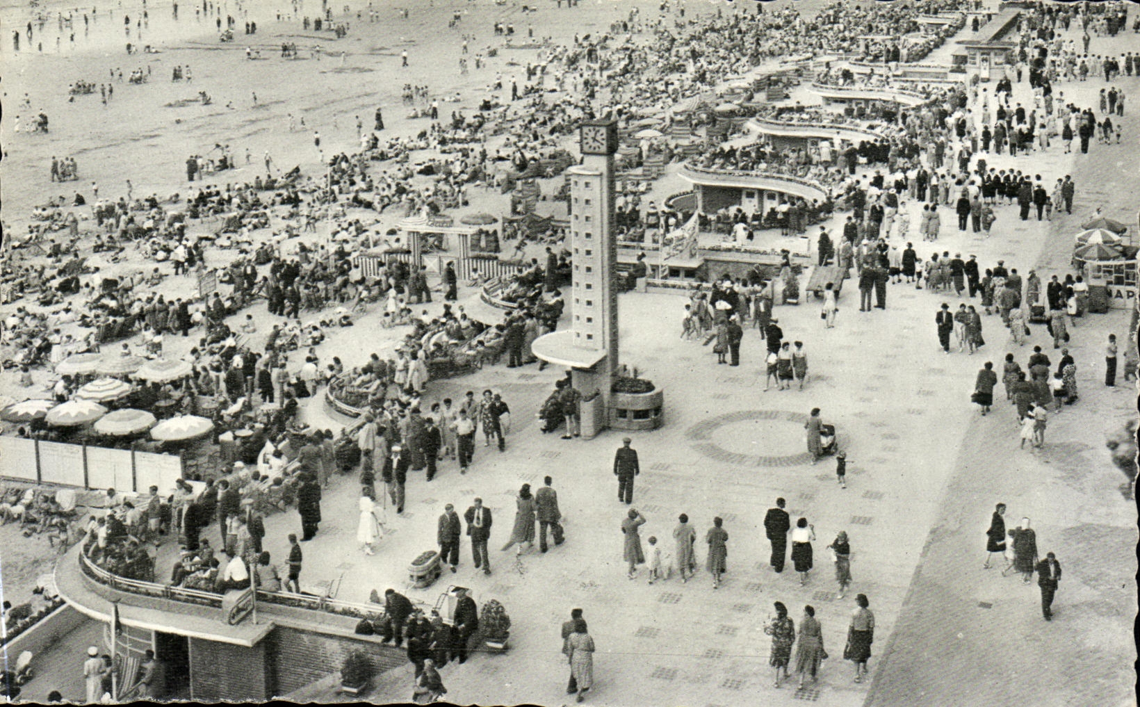 CPA Ostende Vue de la Plage