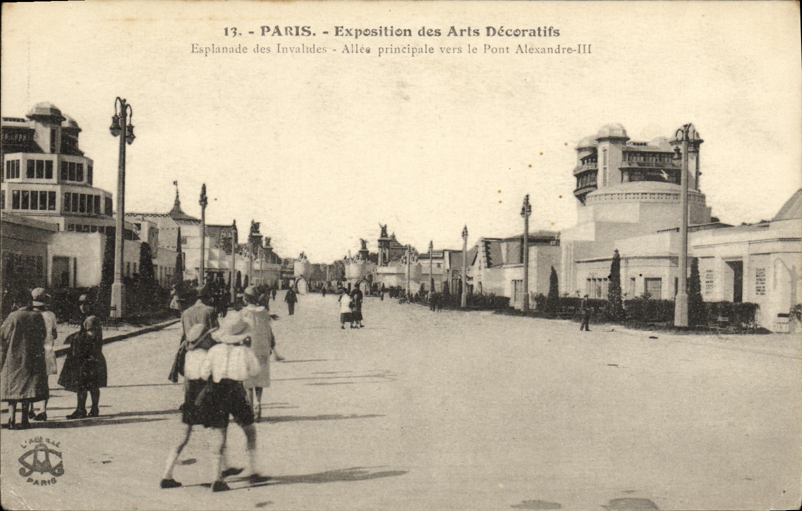 CPA Paris Expostition des arts decoratifs Esplanade des invalides Allee principale vers le pont Alexandre III