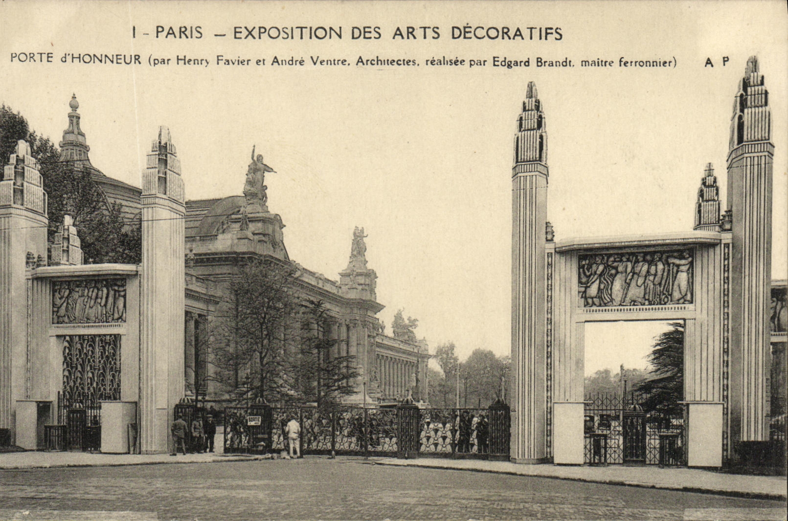 CPA Paris Exposition des arts decoratifs porte d'honneur