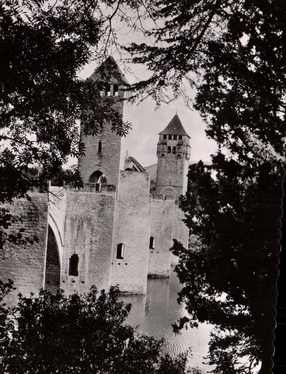 MODERN CARD Cahors the Valentre Bridge on the batch