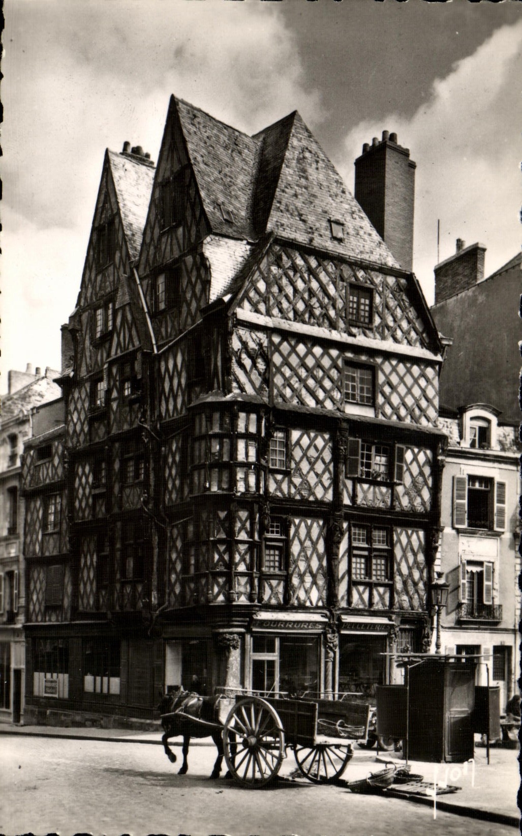 CPM Angers Maison d'Adam (animee)