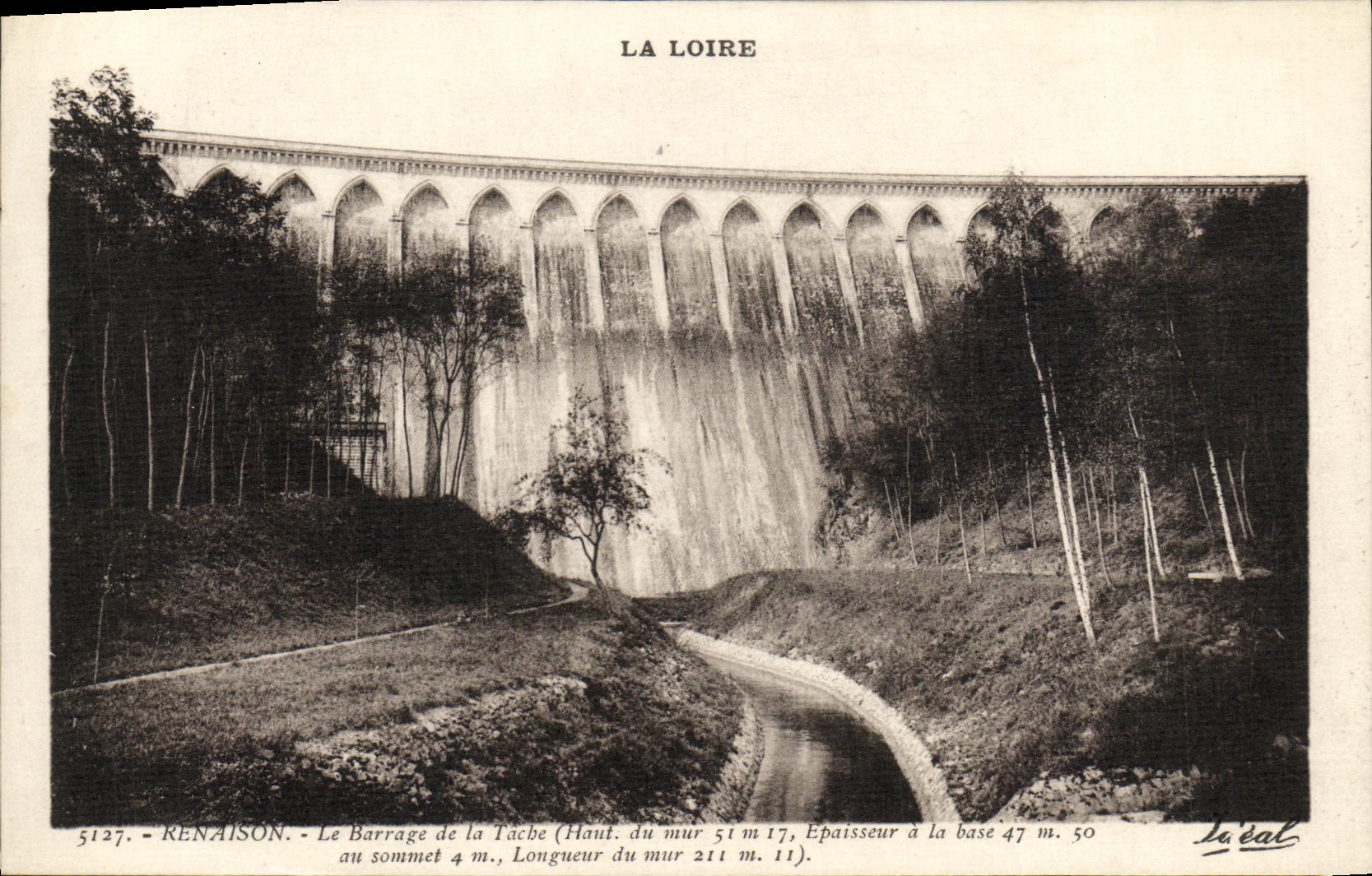 VINTAGE POSTCARD the Loire Renaison Stopping of the tacbe