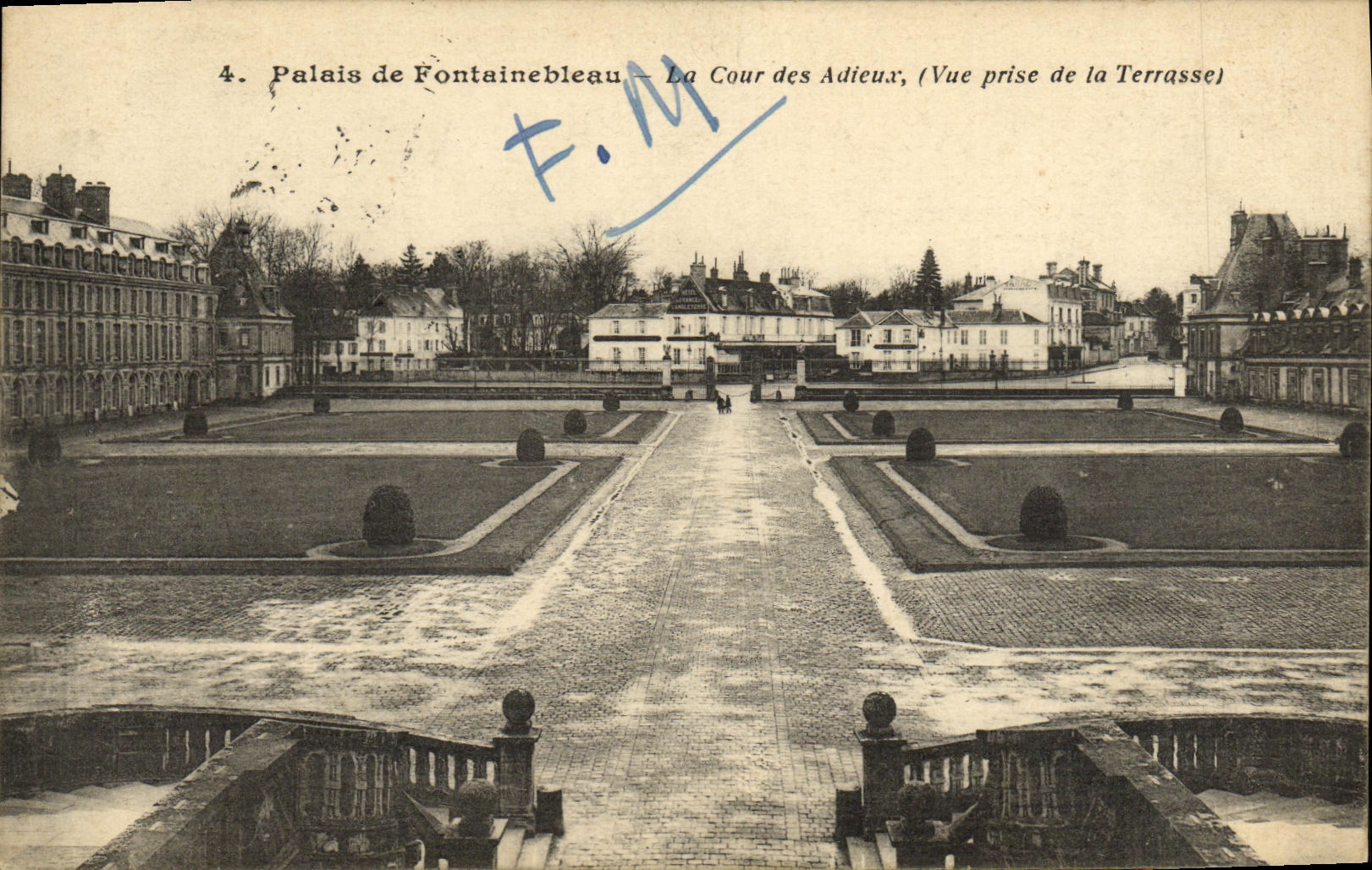 CPA Palais De Fontainebleau La Cour Des Adieux Vue prise de la terrasse