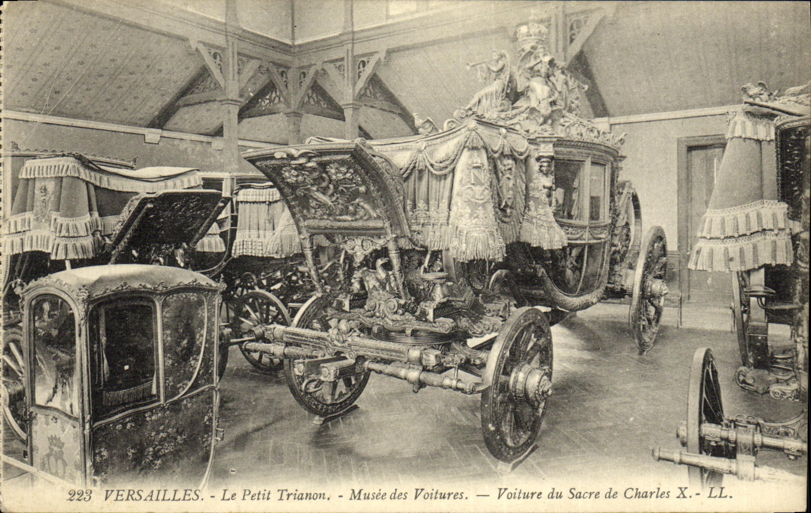 CPA Versailles Le Petit trianon Musee des voitures Voiture du Sacre de Charles X
