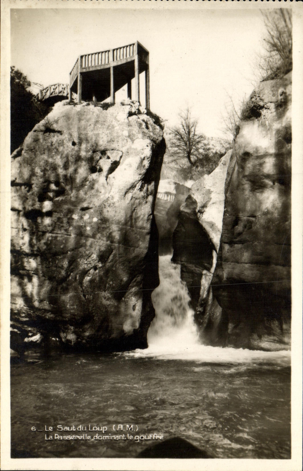 CPA Le saut du loup la passerelle dominant le gouffre