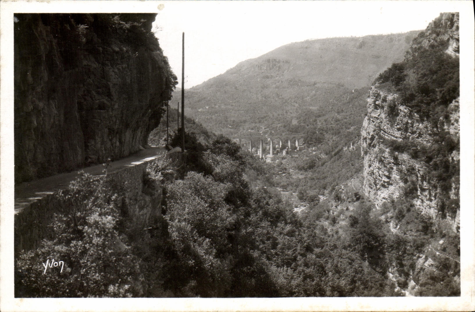 La POSTAL Francia suave de la VENDIMIA dimensiona la catarata azul del lobo el puente del lobo