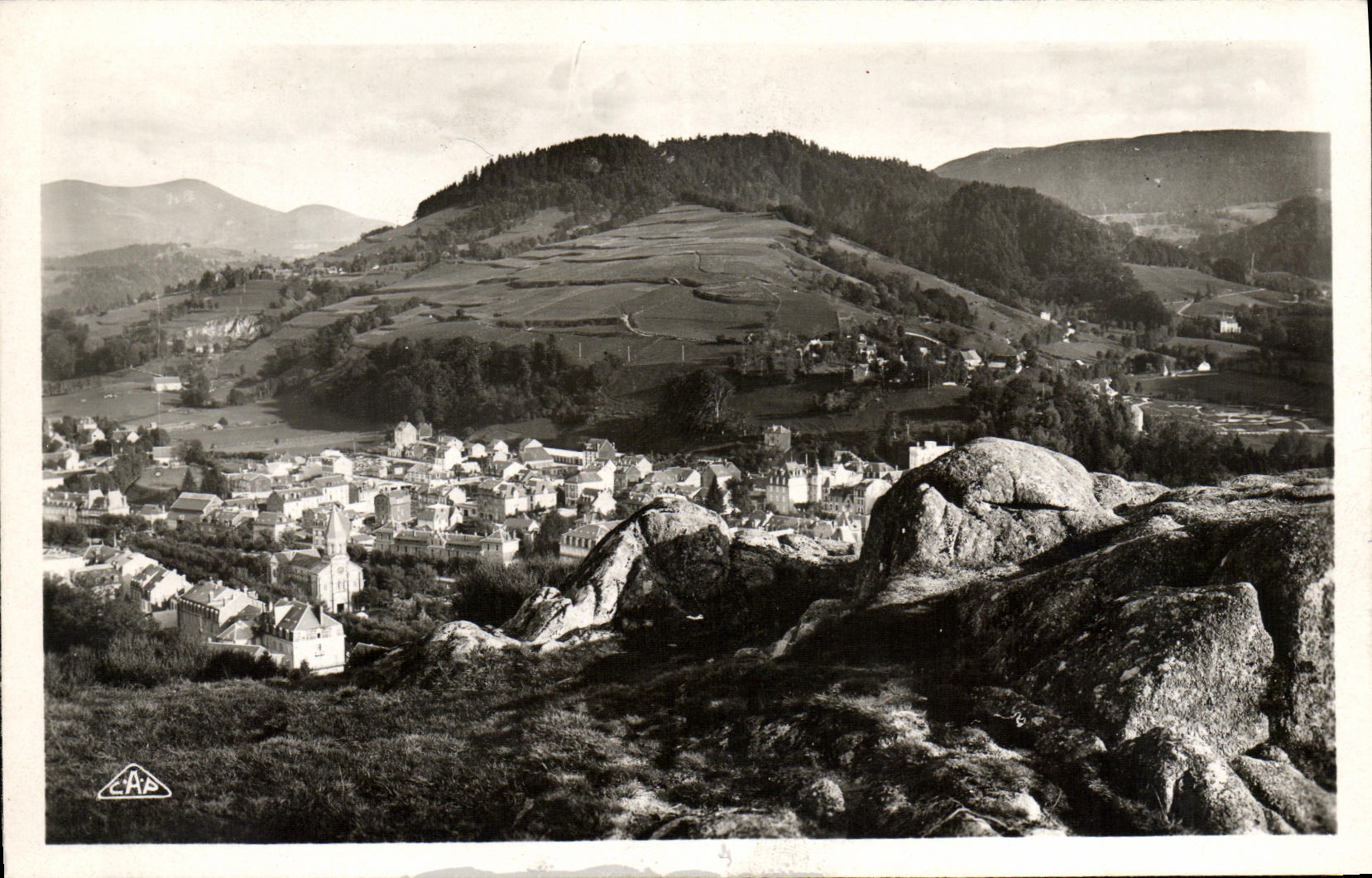 CPA La Bourboule Les Rochers et la Ville 