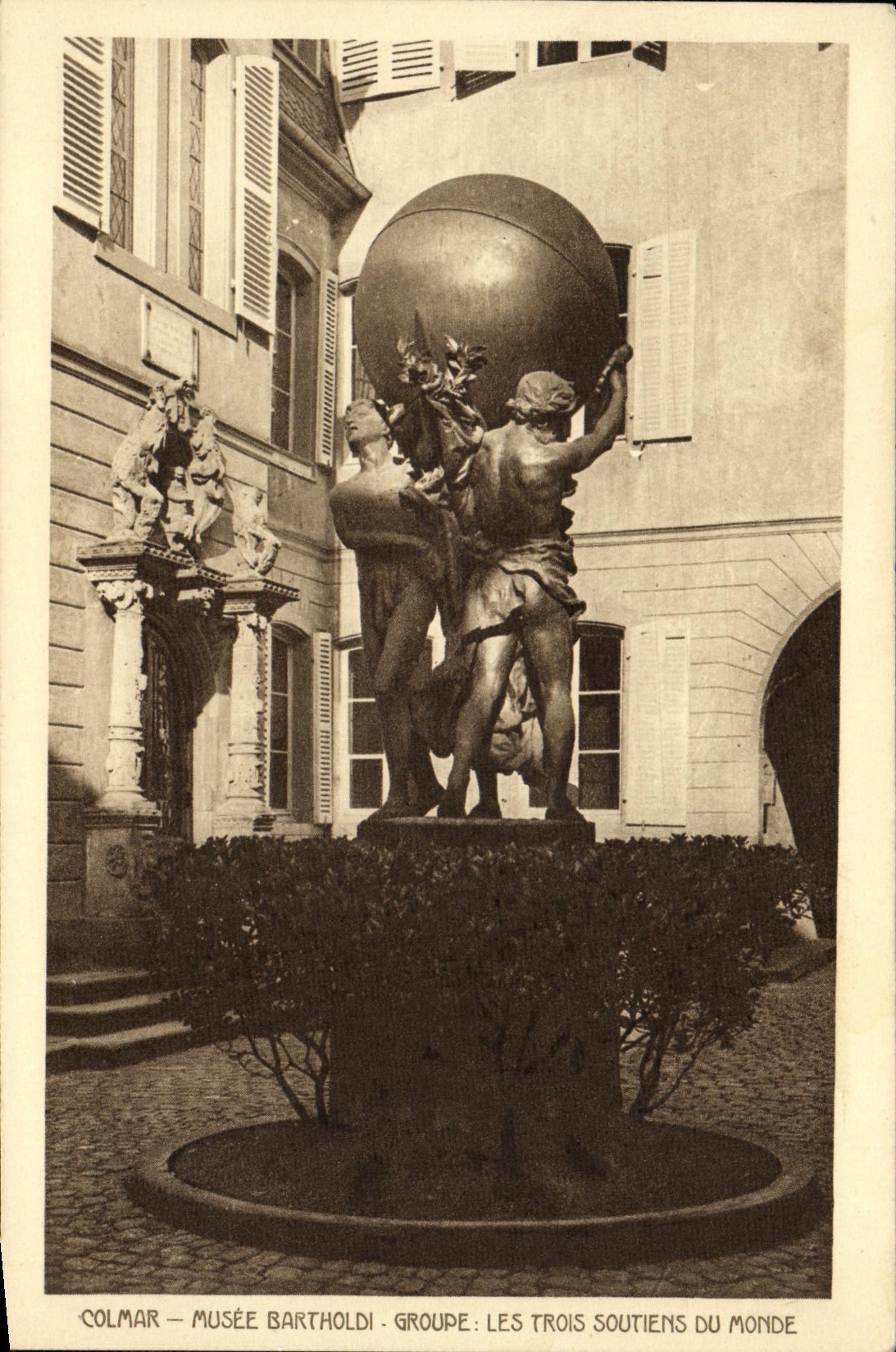 CPA Colmar Musee Bartholdi Groupe Les Trois Soustiens du Monde