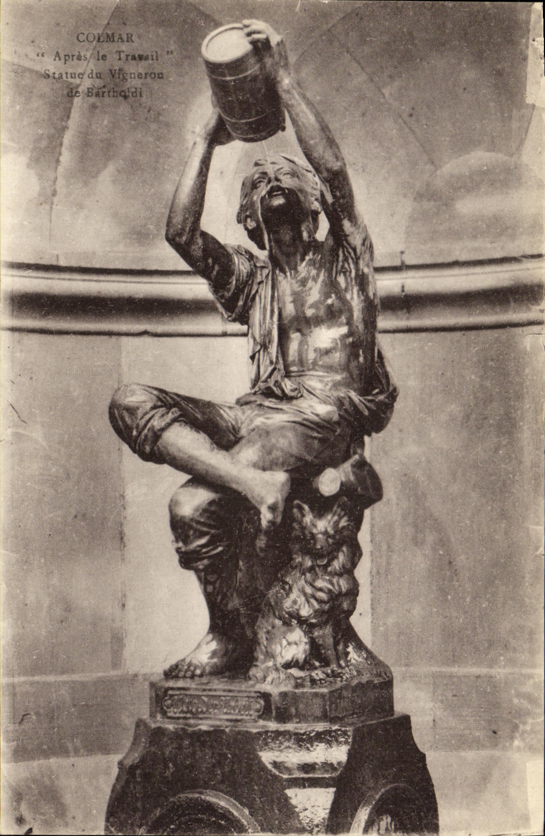 CPA Colmar Apres le Travail Statue de Vigneron de Bartholdi