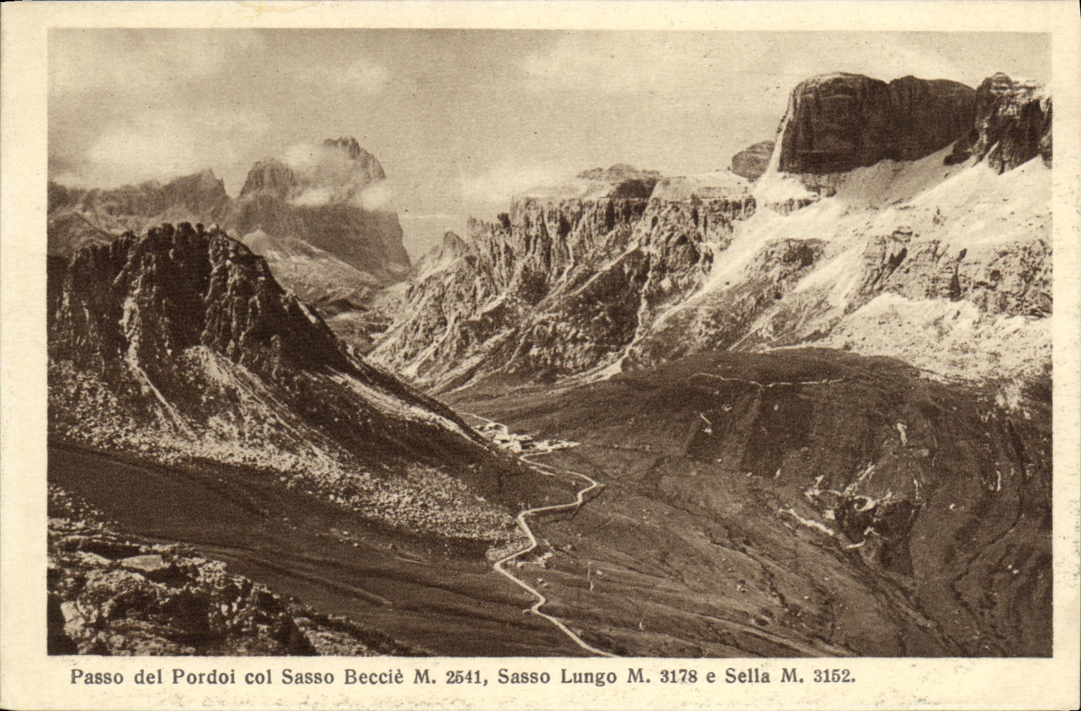CPA Passo del Pordoi col Sasso Beccie Sasso Kungo e Sella