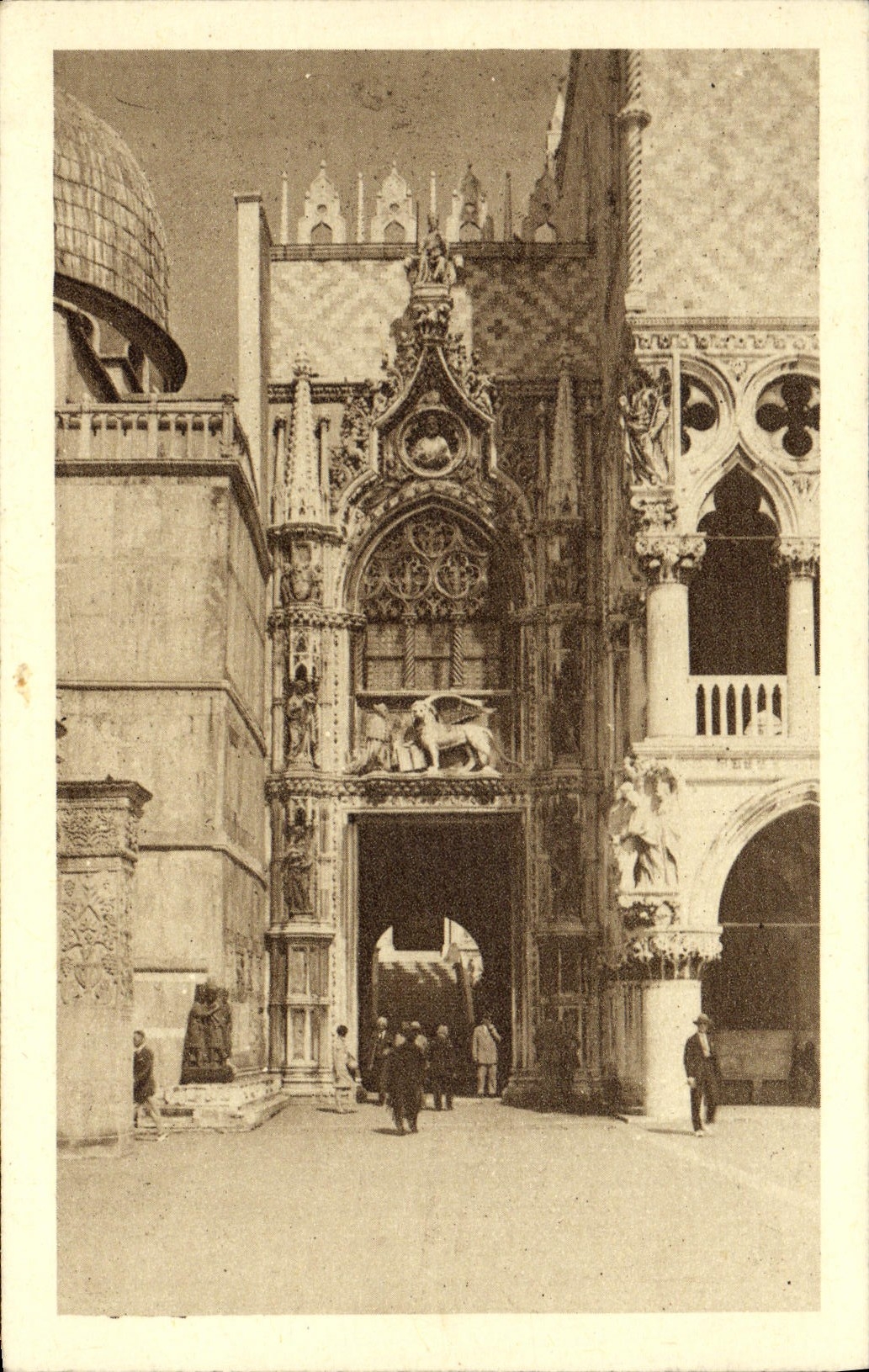 VINTAGE POSTCARD Venezia Carried It Della Carta