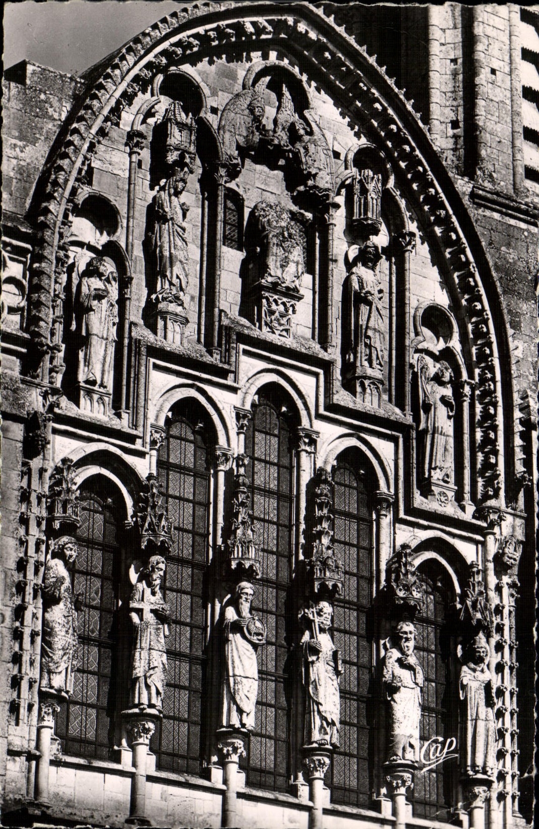 CPM Vezelay Le fronton de la facade de la basilique 