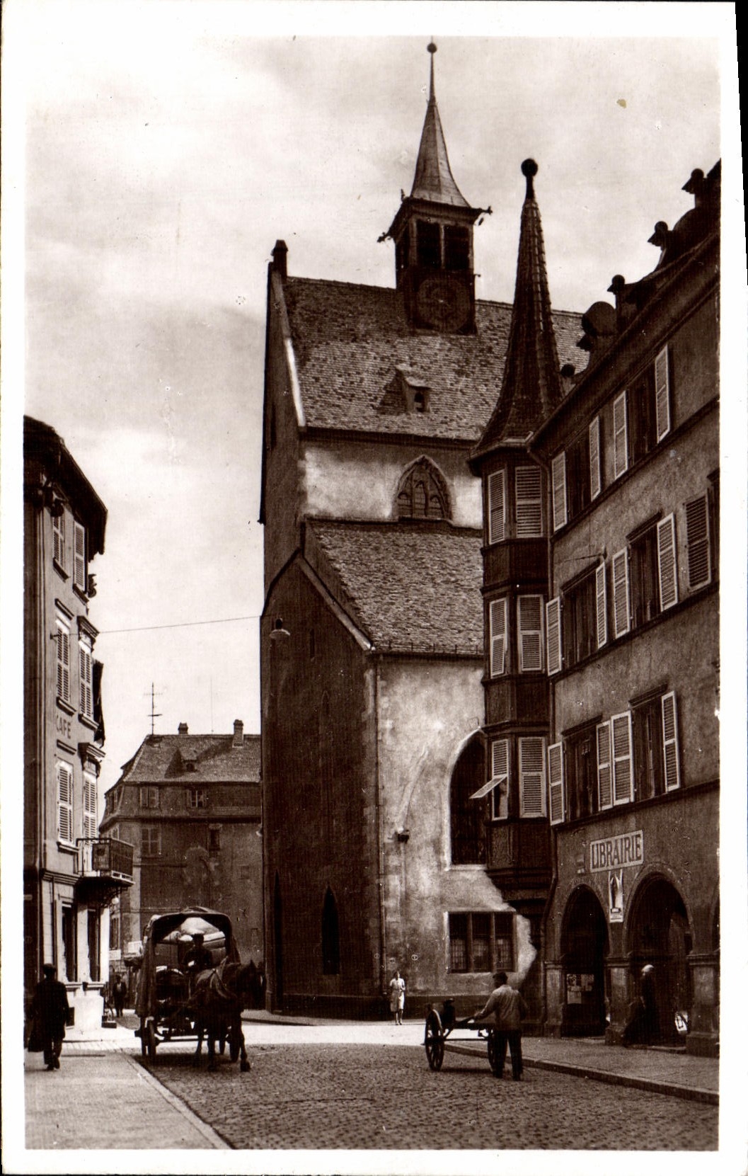 Calle principal vieja del cm Colmar con el templo y las arcadas protestantes