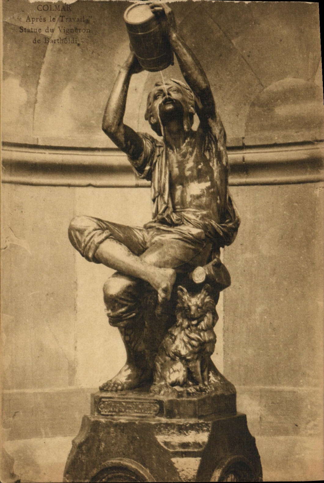 CPA Colmar Apres le travail Statue de vigneron de Bartholdi