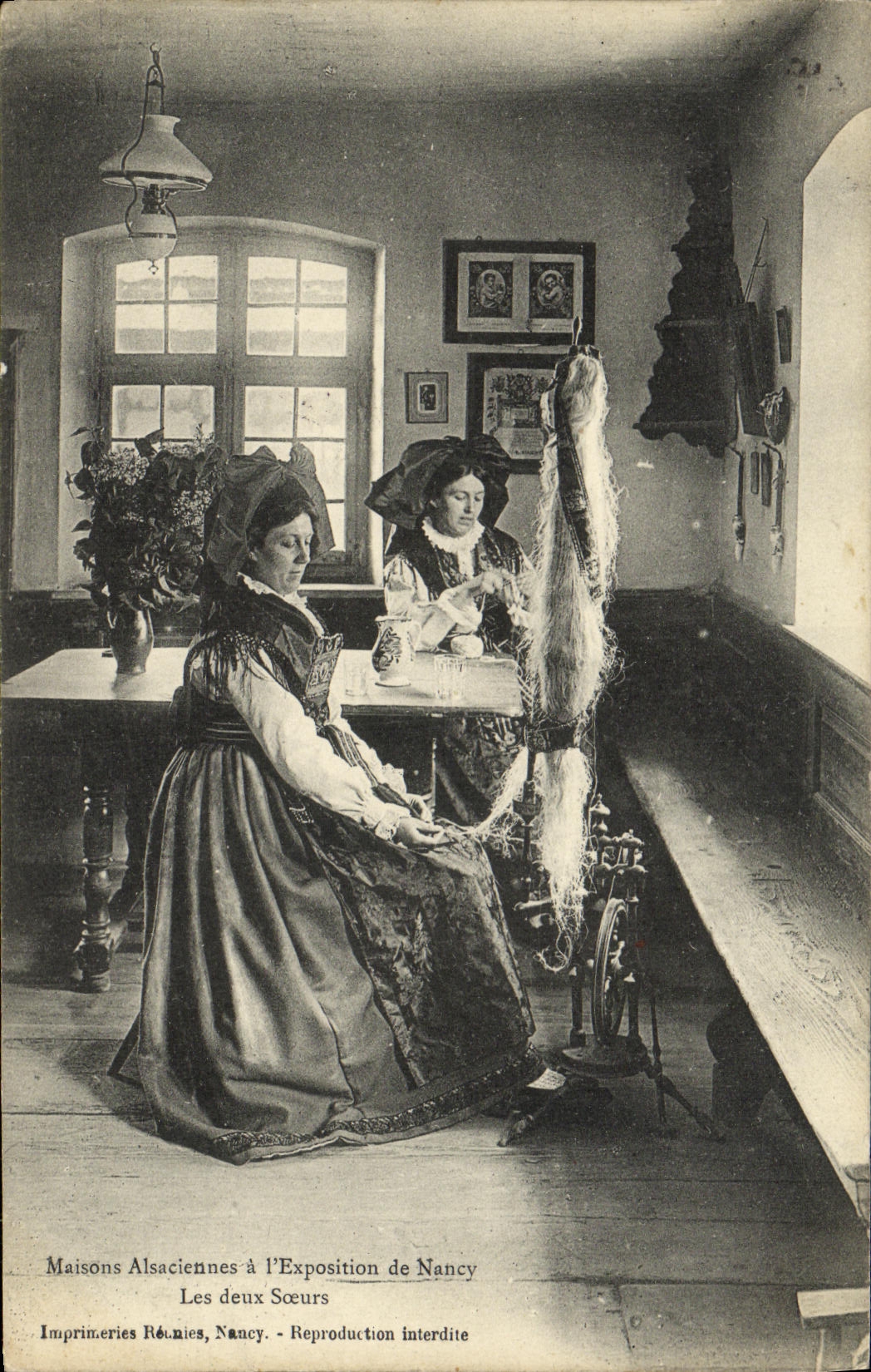 CPA Maisons Alsaciennes a l'Exposition de Nancy Les deux soeurs Fileuses Folklore 