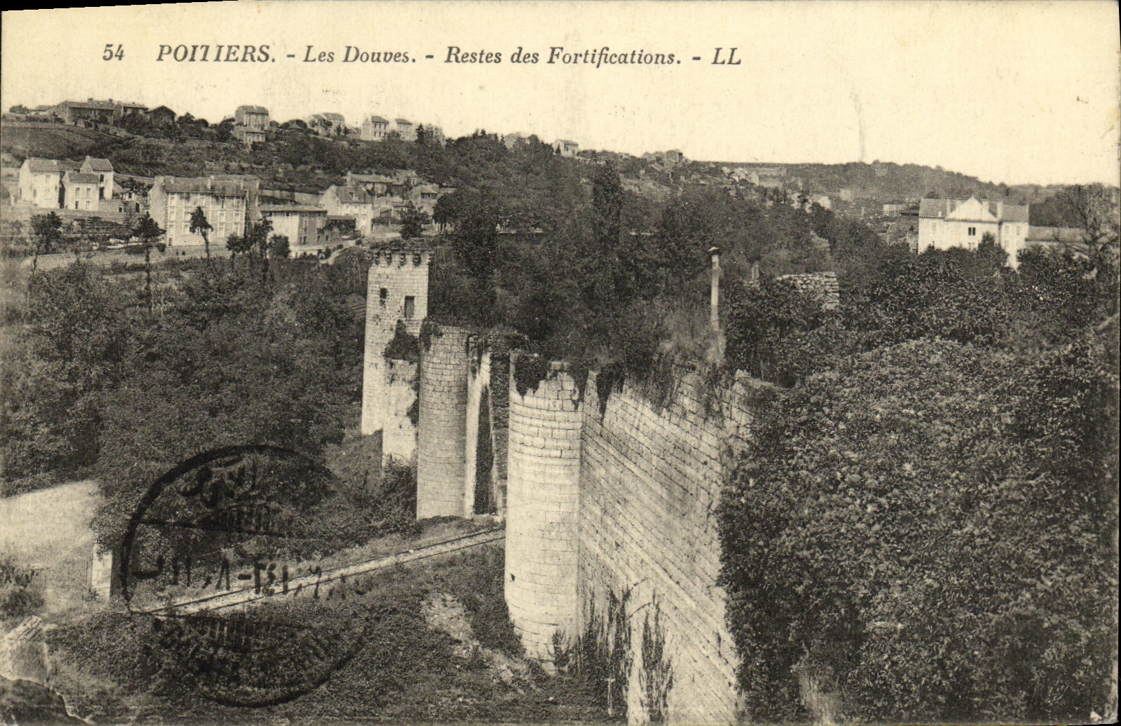 CPA Poitiers Les Douves Restes des Fortifcations