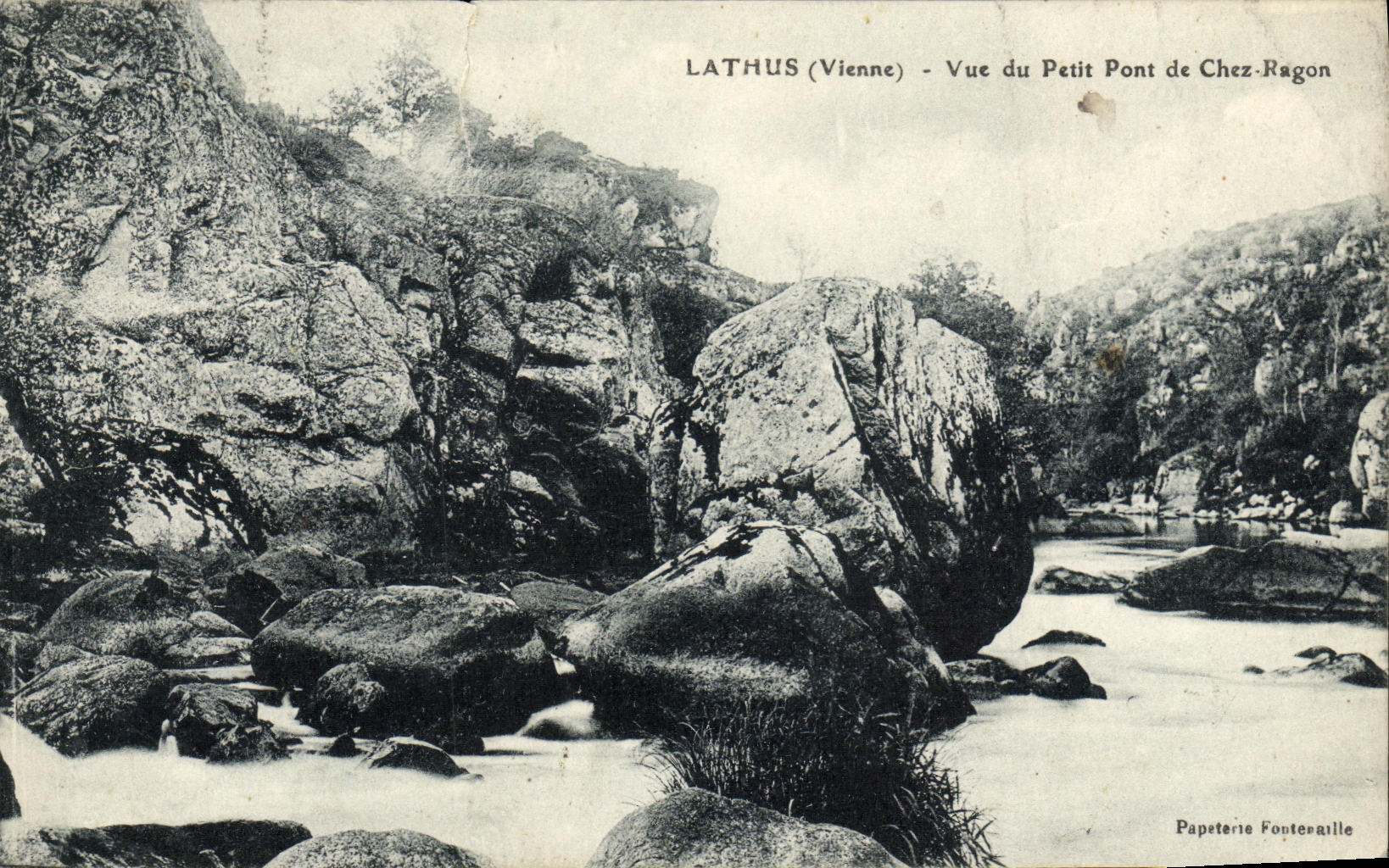 CPA Lathus Vue du Petit Pont de Chez Ragon