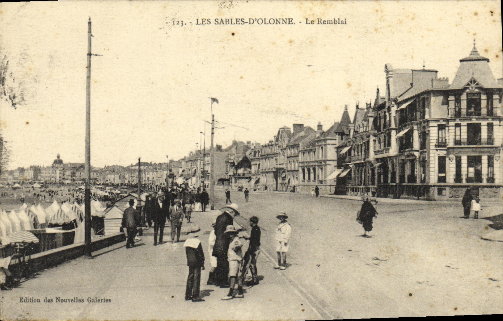 CPA Les Sables D'Olonne Le Remblai