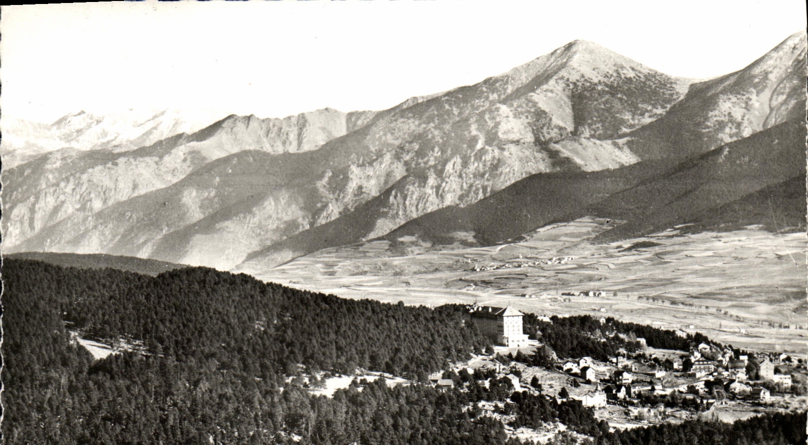 CPA Font Romeu Station Climatique et sportive d'ete et d'hiver Vue generale depuis le pic de Mauroux La chaine du Canigo