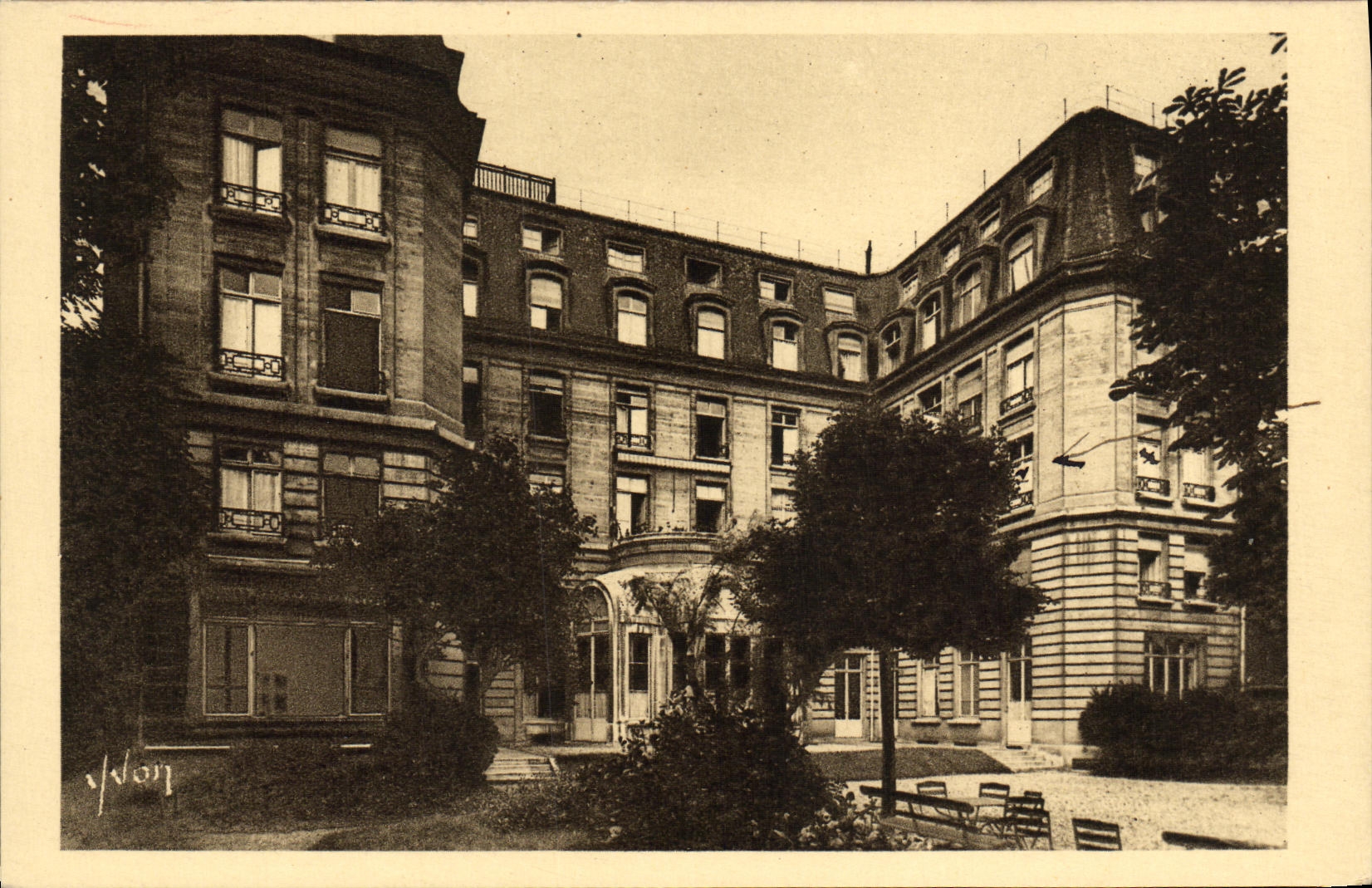 Ataque frontal de Tournefort de la calle de Concordia del círculo de la POSTAL de la VENDIMIA en el jardín