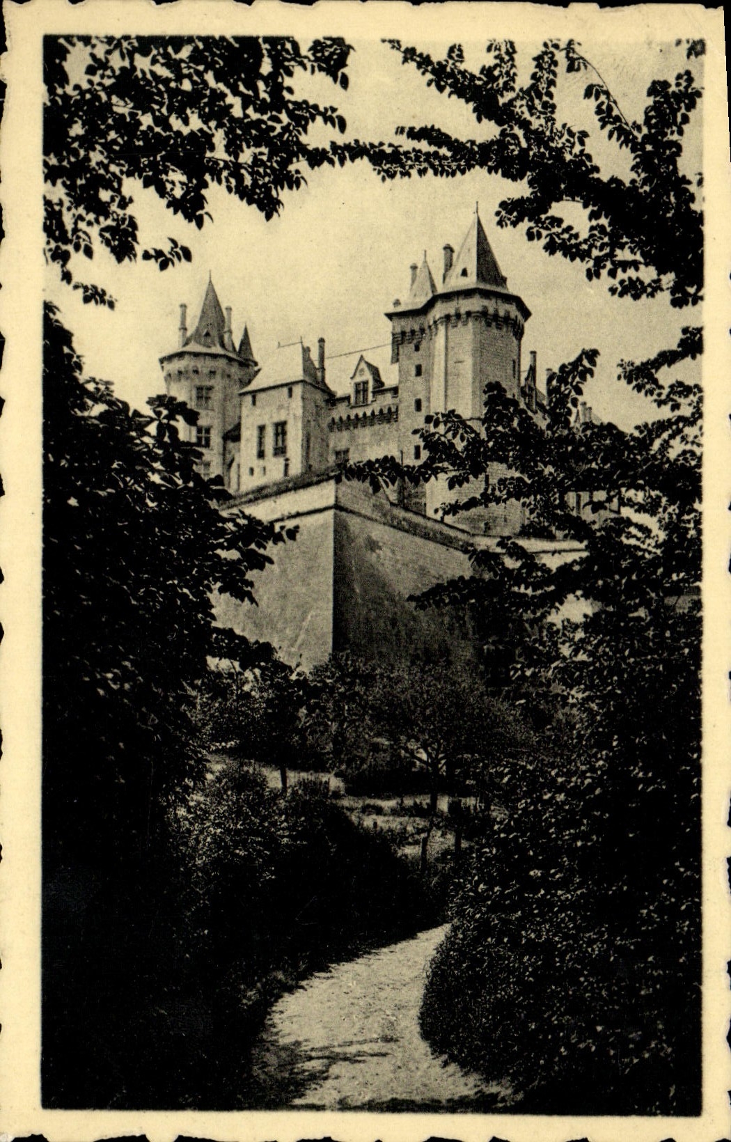 VINTAGE POSTCARD Saumur the Saumur Castle