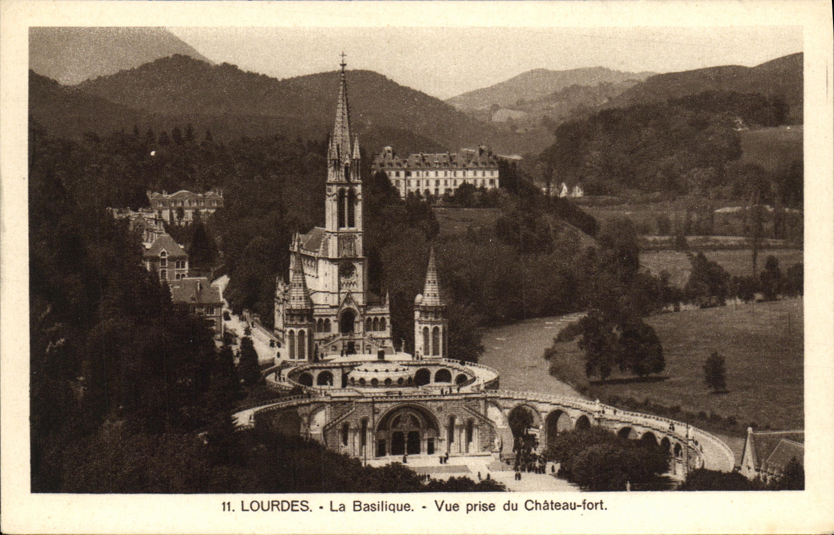 CPA Lourdes La Basilique Vue prise du chateau fort
