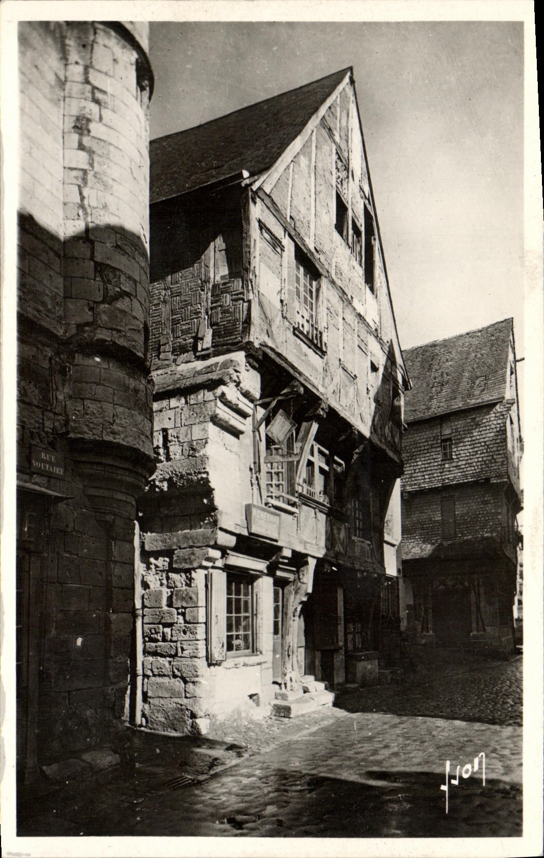 VINTAGE POSTCARD Chinon House Of 15th