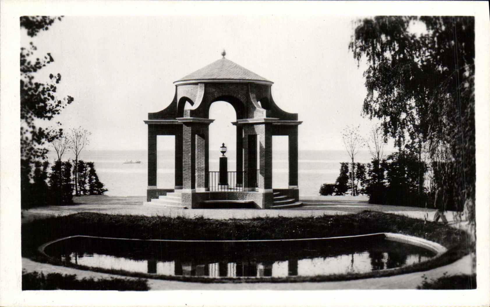 VINTAGE POSTCARD Evian Les Bains the Monument of the countess of Noailles