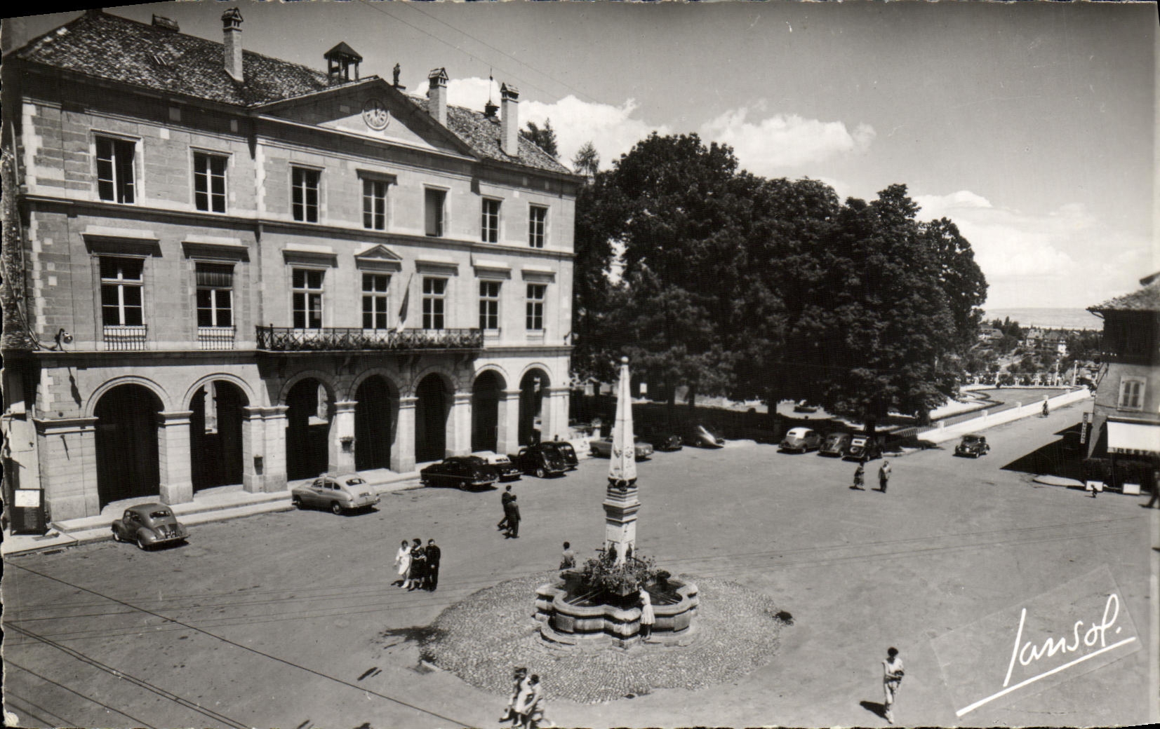 CPA Thonon Les Bains L'Hotel De Ville et vei'le fontaine
