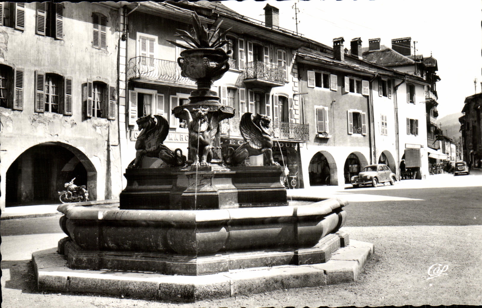 CPA Thones La Fontaine Et les Arcades