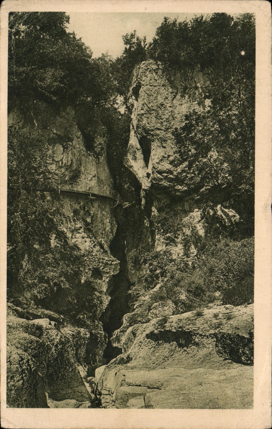 Catarata de la POSTAL de la VENDIMIA de confiar en la entrada del hoyo