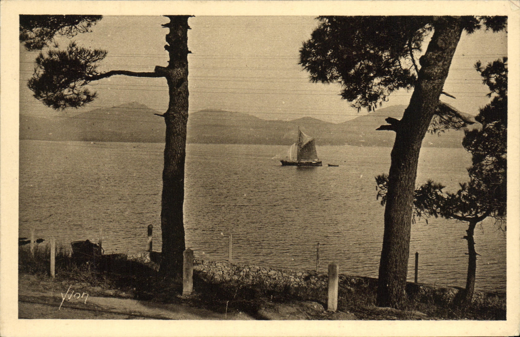 CPA La Douce France Cote D'Azur Saint Tropez Le Massif De l'Esterel Vu De La Route De Saint Tropez
