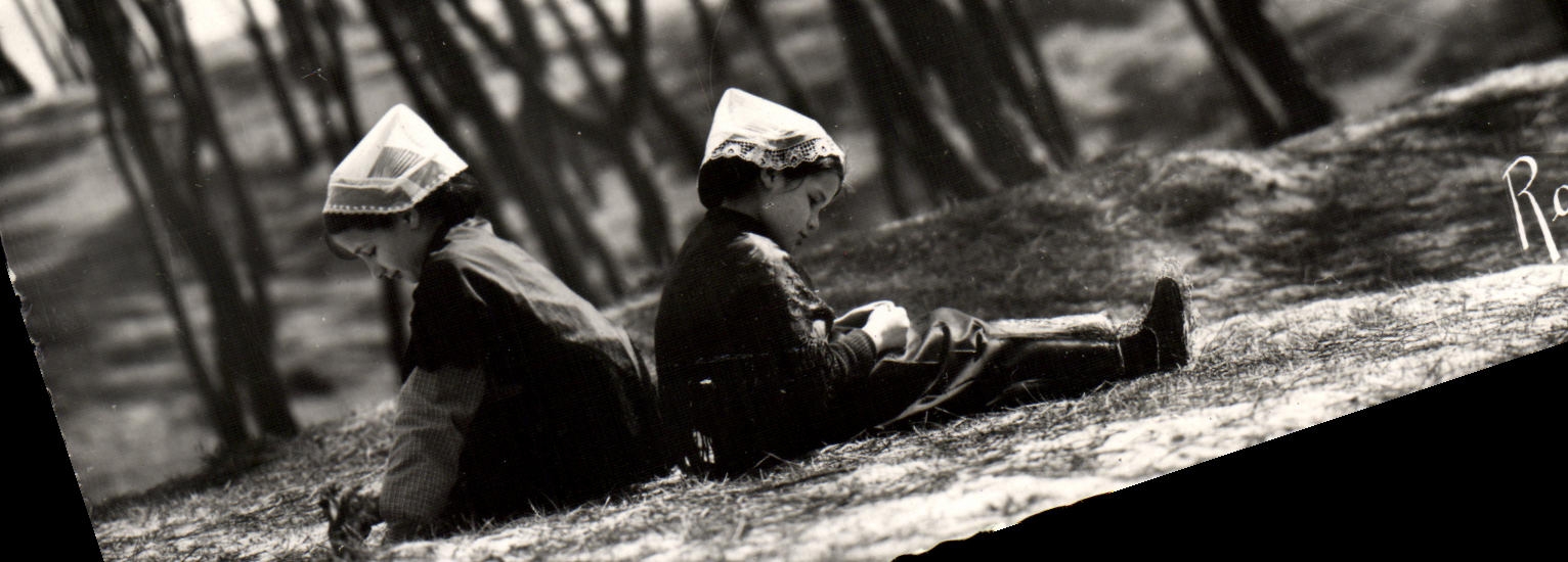 CPM En Vendee Dans Les Bois De Pins Fillettes Maraichines Folklore enfants