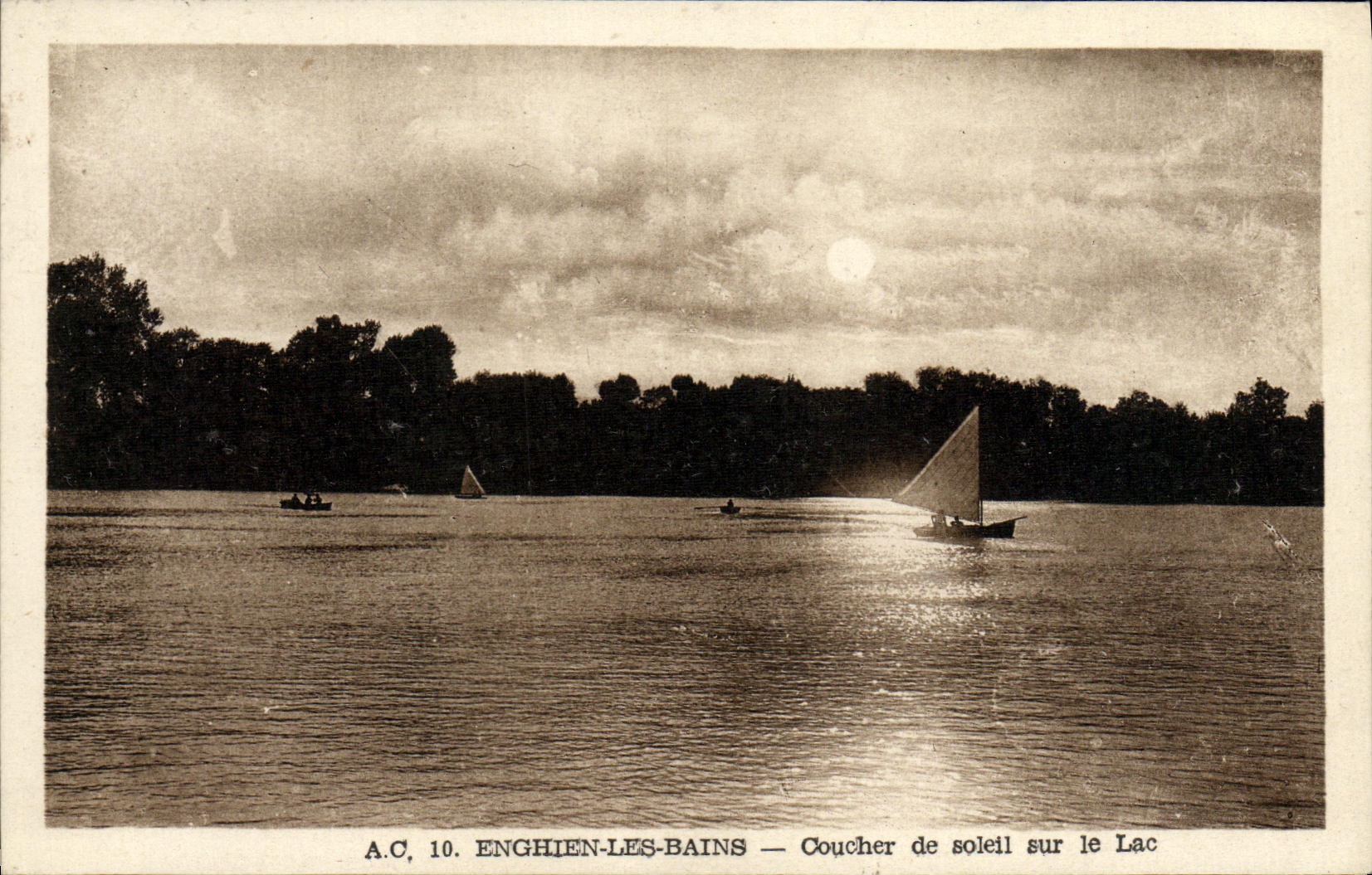 Puesta del sol de Enghien de la POSTAL de la VENDIMIA les Bains en el lago