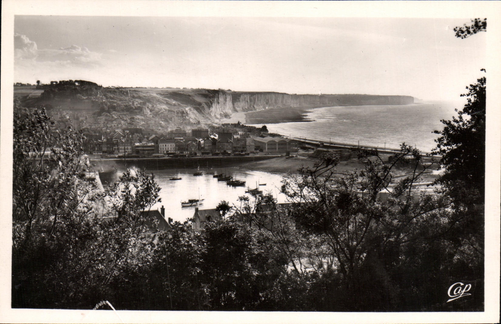 POSTAL MODERNA Fecamp visto en el puerto y los acantilados